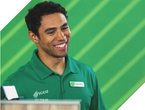 ICCU®168一分钟极速赛车体彩官网 team member inside a local branch.