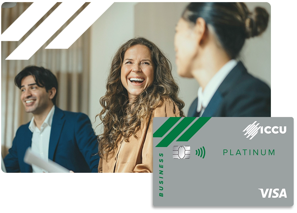Una señora sonriendo a su compañero de trabajo y un gráfico de la tarjeta de crédito ICCU Business Platinum